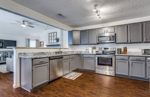 Allen House | Pet-friendly modern SFH in peaceful neighborhood