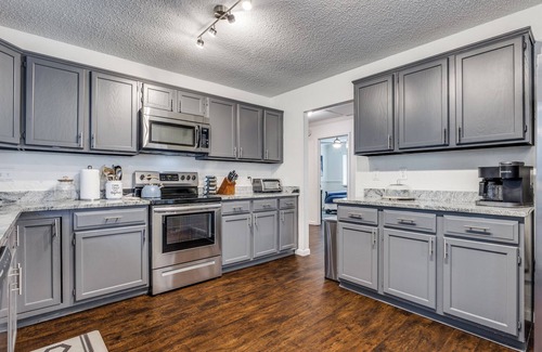 Allen House | Pet-friendly modern SFH in peaceful neighborhood