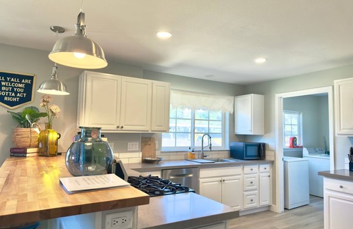 Los Alamos House | Pet Friendly Modern Farmhouse -Walk to Restaurants