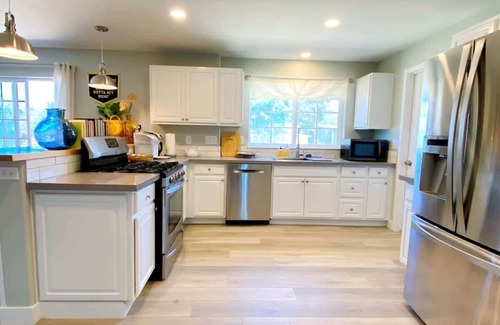 Los Alamos House | Pet Friendly Modern Farmhouse -Walk to Restaurants