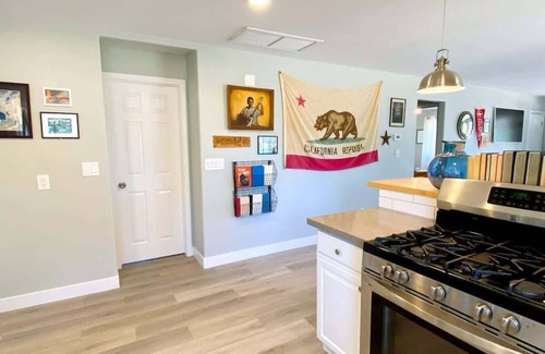Los Alamos House | Pet Friendly Modern Farmhouse -Walk to Restaurants