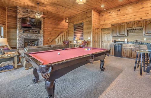 Mineral Bluff Cabin | Pet-friendly, mountain view cabin rent with an outdoor fireplace, hot tub and pool table. Free WiFi