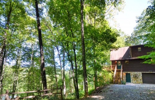 Robbinsville Ski Chalet | Pet Friendly Mountain View Retreat