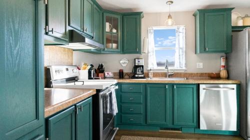 Fairplay House | Pet Friendly Mountain Getaway with Hot Tub Near Breckenridge