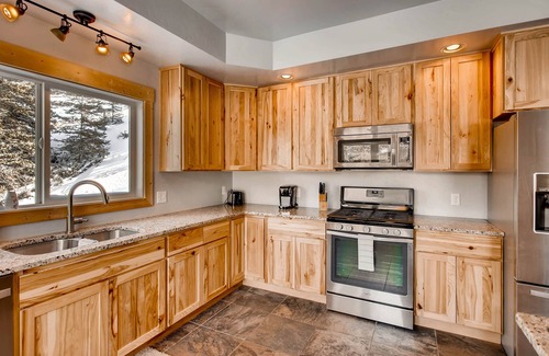 Alma Cabin | Pet Friendly, Mountain Views, Near Fishing, Skiing and Hiking - Con Alma