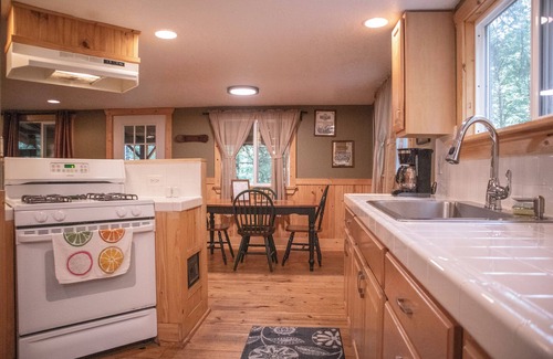 Rhododendron Cabin | Pet Friendly, Mt Hood Cabin With Hot Tub!