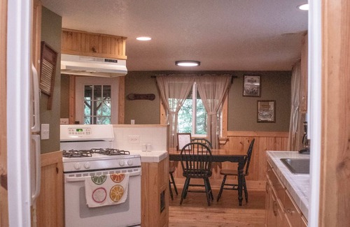 Rhododendron Cabin | Pet Friendly, Mt Hood Cabin With Hot Tub!