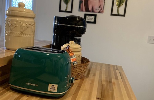 Wood Dale House | Pet Friendly, Near O’Hare, Fenced in, Cheerful Frida & Diego Home, up to 6 ppl