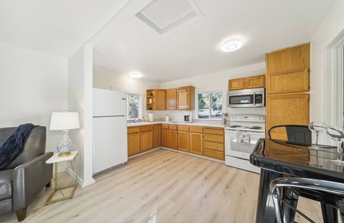 Newman Lake Cottage | Pet-Friendly Newman Lake Cottage w/Beach Access!
