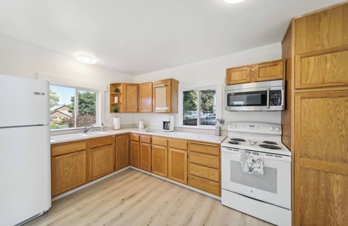 Newman Lake Cottage | Pet-Friendly Newman Lake Cottage w/Beach Access!