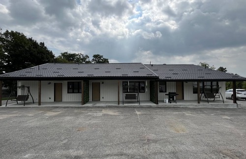 Penetanguishene House | Pet-Friendly Nostigic Cabin with access to private lakefront