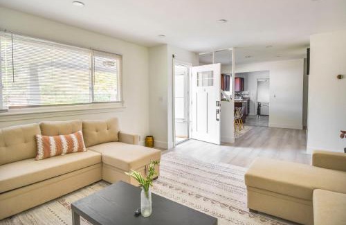 Norfolk - Virginia Beach House | Pet-Friendly Norfolk Retreat about 7 Mi to Beach!