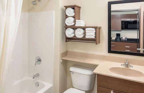 North Aurora Hotel | Pet-Friendly North Aurora Getaway | Fully Equipped Kitchen & Free Parking