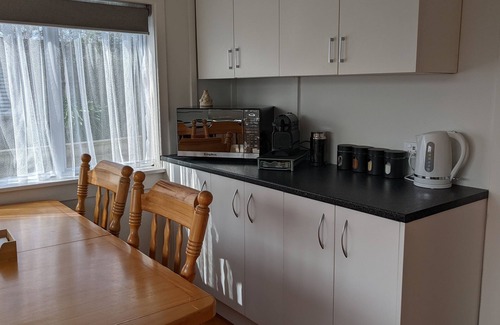 New Plymouth Cottage | Pet friendly