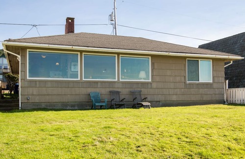 Roads End House | Pet friendly oceanfront home w/direct beach access in Lincoln City's Roads End!