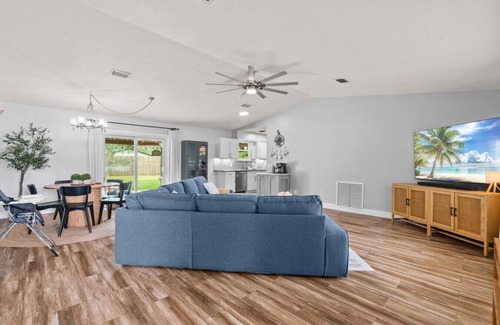 Golden Glades - The Woods House | Pet-Friendly Paradise | Pool Backyard Oasis 3BR