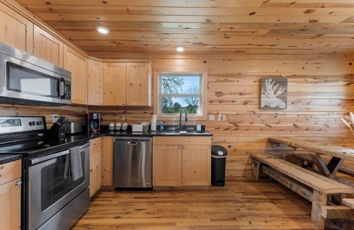 Jasper Cabin | Pet-Friendly Peaceful Cabin Near River w/Fire Pit + Hot Tub Sleeps 13