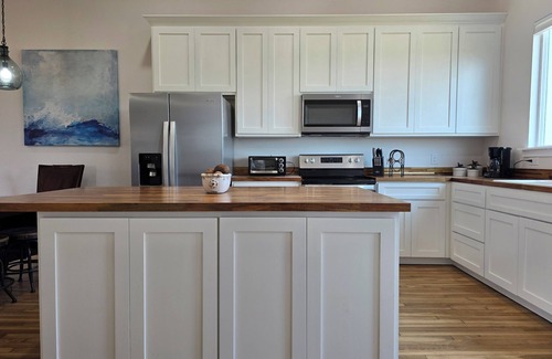 Luling House | Pet friendly Peaceful Country BBQ Clean Freaks! State Park Antiques Lavender