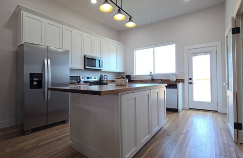 Luling House | Pet friendly Peaceful Country BBQ Clean Freaks! State Park Antiques Lavender