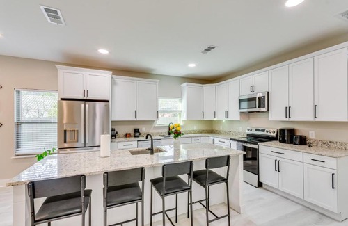 Ensley House | Pet-Friendly Pensacola Home Central Location