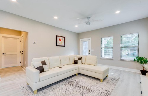 Ensley House | Pet-Friendly Pensacola Home Central Location