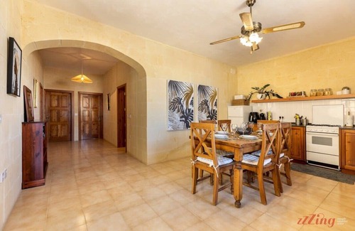 Birbuba Apartment | Pet Friendly Penthouse, Rooftop Jacuzzi with Views