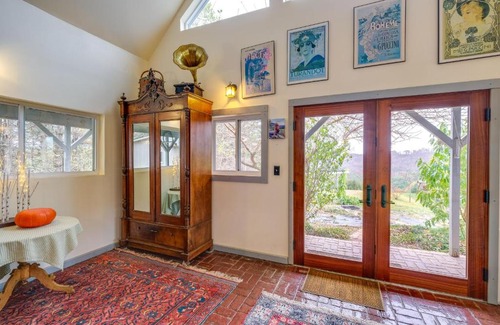 Pilot Apartment | Pet-Friendly Pilot Studio with Vineyard Views!