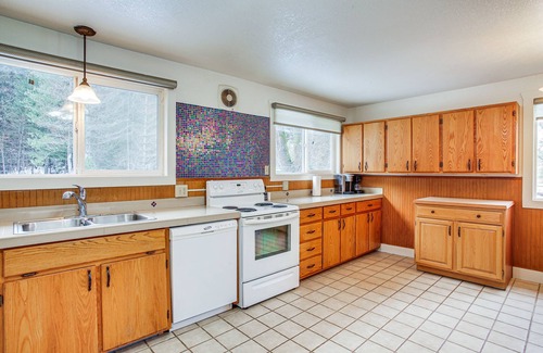 Shoshone County House | Pet-Friendly Pinehurst Home: Hike, Bike & Ski!