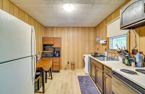 Pocono Lake Cabin | Pet-Friendly Pocono Lake Cabin w/Community Pool!