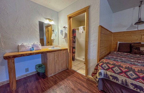 Dubois Cabin | Pet Friendly Premium Double Queen w/Mountain Views, Parking and Hot tub on site