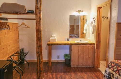 Dubois Cabin | Pet Friendly Premium Double Queen w/Mountain Views, Parking and Hot tub on site