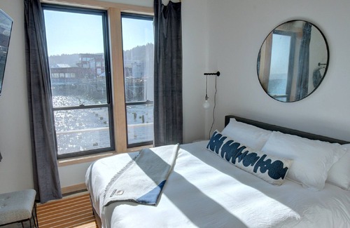 Astoria Hotel | Pet-friendly, Private Balcony at Ice House Suite at Bowline Hotel