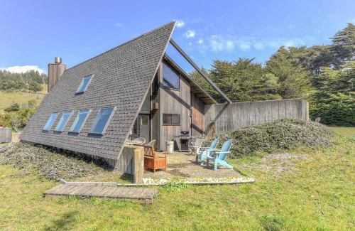 Sea Ranch House | Pet Friendly & Private Hot Tub