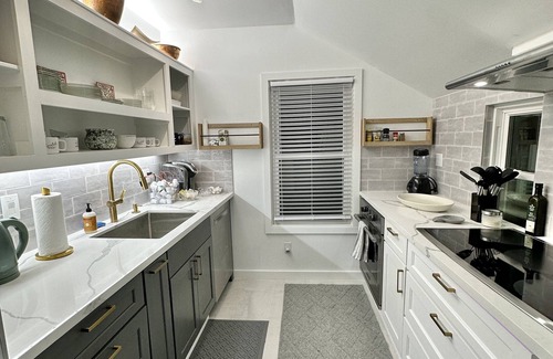 Washington Ave./ Memorial Park House | PET FRIENDLY! Private Quiet Home! Back to School 2025 Special!
