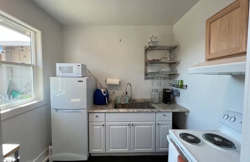 Redding Apartment | Pet Friendly Private Studio w/Fireplace & Parking