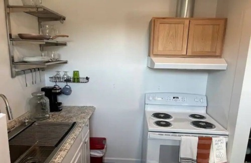 Redding Apartment | Pet Friendly Private Studio w/Fireplace & Parking