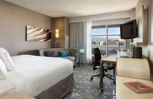 Emeryville Hotel | Pet friendly Property! Indoor swimming pool, close to Tilden Regional Park