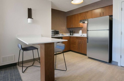 Fossil Creek Apartment | Pet-friendly Property! Outdoor Swimming Pool, Free Parking and Breakfast!