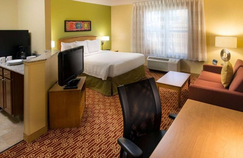 Shea Business Park Hotel | Pet-friendly Property Near OdySea Aquarium AZ! Outdoor Pool, Full Kitchen!
