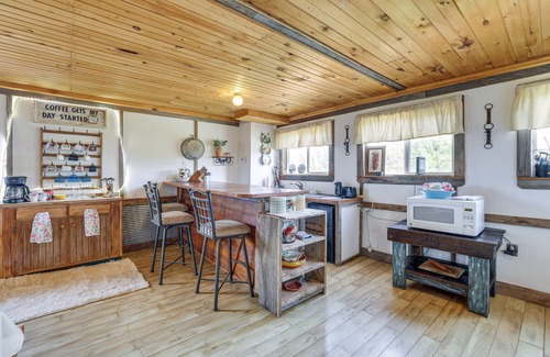 Powell Apartment | Pet-Friendly Purdy Home w/Horse Stables & Trails!