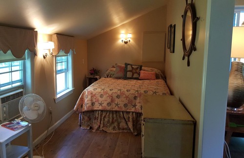 Yarmouth Port Cottage | Pet Friendly Quiet Charming Cottage off the Beaten Path close to all amenities