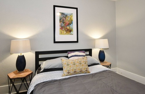 South Hills House | Pet Friendly Quiet Bungalow Minutes to Southside and the Trolly to the Stadiums