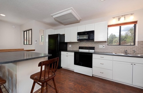 Durango House | Pet Friendly Remodeled Home - 3 Miles to DGO - Hot Tub, Yard, Ping Pong, AC