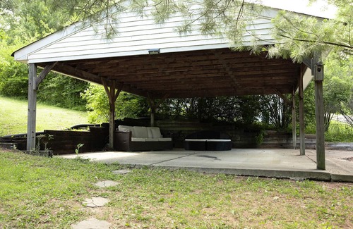 Treloar House | Pet friendly rental near Hermann