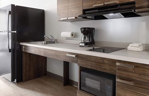 Grand Rapids Hotel | Pet-Friendly Retreat w/In-Room Kitchen Near Local Attractions! | Onsite Pool
