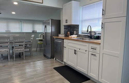 Tropic House | Pet-friendly retreat with hot tub, perfect for families and USSSA visitors.