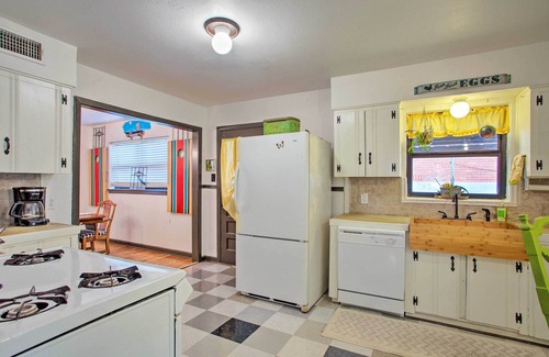 Fort Worth House | Pet-Friendly River District Home w/Fenced Yard