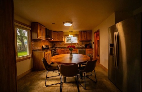 Dubois Cabin | Pet Friendly Riverfront Cabins for Group Events and Gatherings - Hot Tub