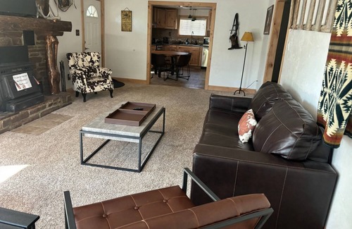 Dubois Cabin | Pet Friendly Riverfront Cabins for Group Events and Gatherings - Hot Tub