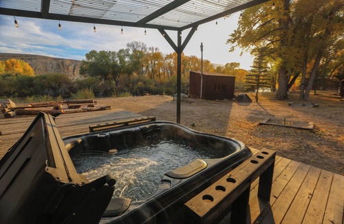 Dubois Cabin | Pet Friendly Riverfront Cabins for Group Events and Gatherings - Hot Tub